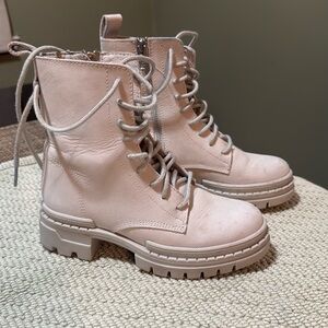 Like new boots size 5.5